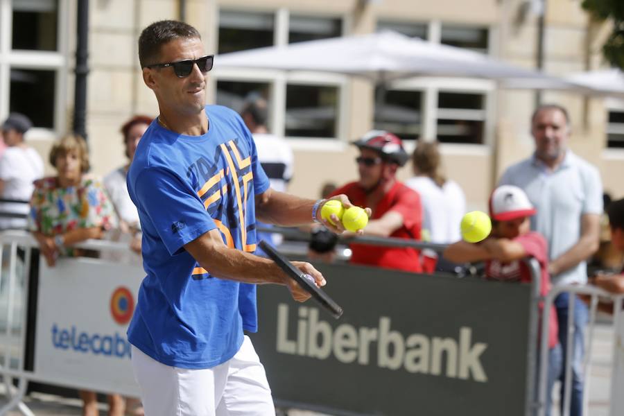 Los tenistas participaron en un clinic con los jóvenes jugadores de la escuela del Club Tenis Gijón.