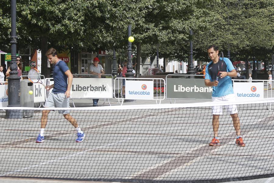 Los tenistas participaron en un clinic con los jóvenes jugadores de la escuela del Club Tenis Gijón.