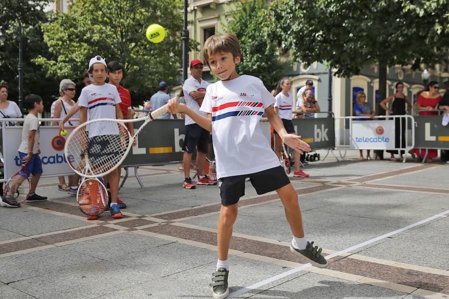 Los tenistas participaron en un clinic con los jóvenes jugadores de la escuela del Club Tenis Gijón.