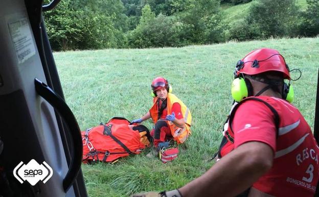 Herido un hombre tras caer por un desnivel de tres metros en Caso