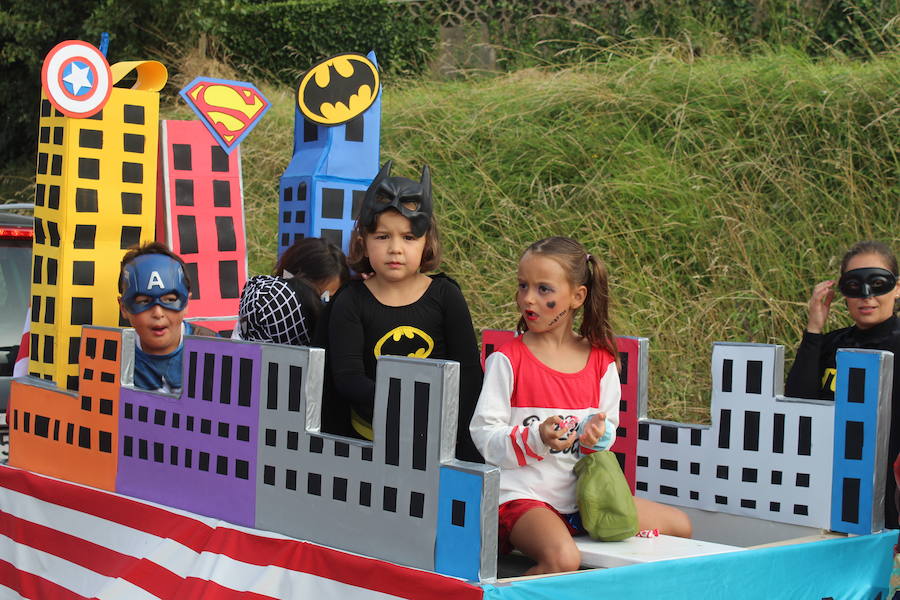 Superhéroes, duendes y mariposas participaron en la marcha que cierra cuatro días de fiestas en honor a Santiago 