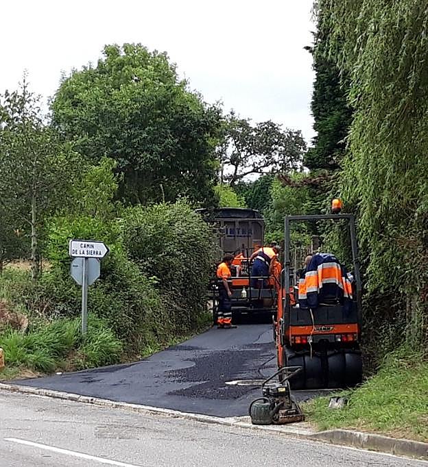 Las máquinas trabajan en un camino de San Miguel de Arroes. 