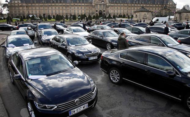 Una flota de automóviles de Uber en Francia. 