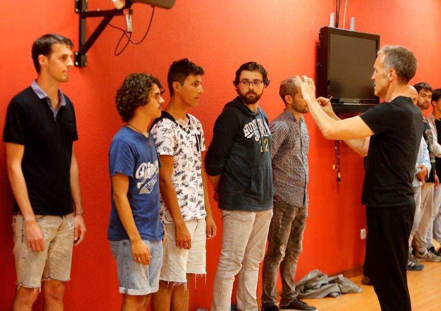 La producción asturiana que abrirá la Temporada de Ópera realizó también un casting de figurantes en el teatro ovetense.