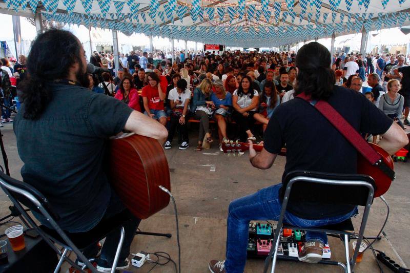 El público llena Las Meanas para disfrutar un año más del arranque del Festival que durará una semana.