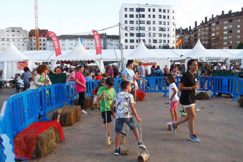 El público llena Las Meanas para disfrutar un año más del arranque del Festival que durará una semana.