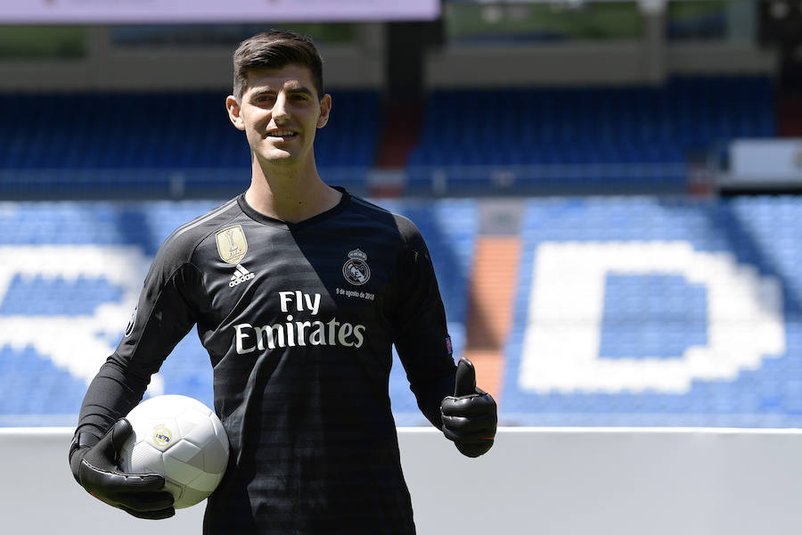 El belga ha sido presentado en el palco de honor del Santiago Bernabéu como nuevo portero del Real Madrid. A continuación ha pisado el césped con su nueva camiseta. 