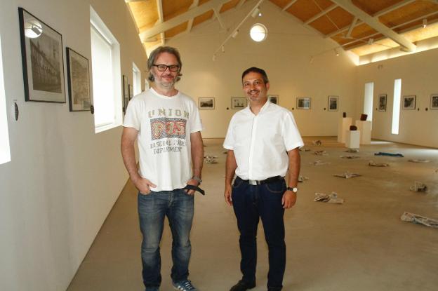 Iván Muñiz y Ramón Jímenez, ayer en la sala de exposiciones de la Mina de Arnao. 