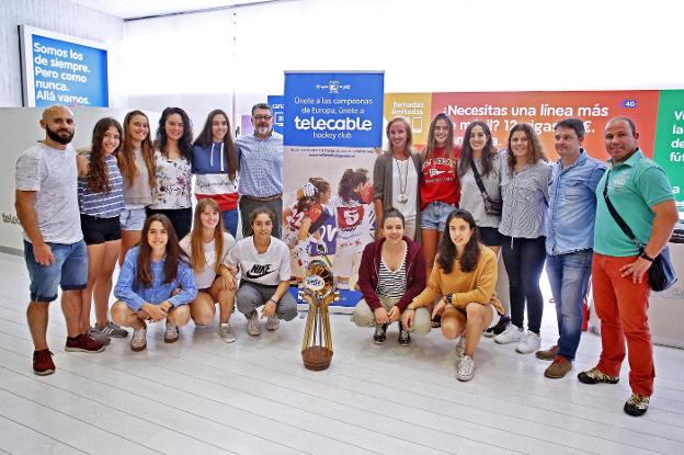 Jugadoras y cuerpo técnico del Telecable Hockey Club, en el pabellón del operador de telecomunicaciones, en la Feria de Muestras. 