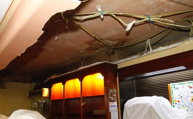 Se desploma el falso techo de escayola sobre el bar del Casino de Avilés