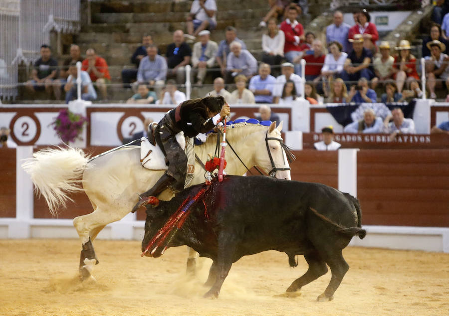 Ambos rejoneadores cortaron dos orejas, aunque el caballero lusitano las logró en un tercer toro que regaló al público gijonés.