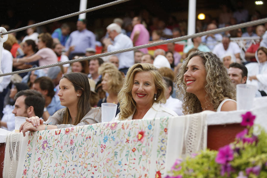 Ambos rejoneadores cortaron dos orejas, aunque el caballero lusitano las logró en un tercer toro que regaló al público gijonés.