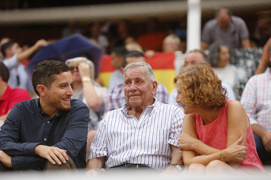 Ambos rejoneadores cortaron dos orejas, aunque el caballero lusitano las logró en un tercer toro que regaló al público gijonés.
