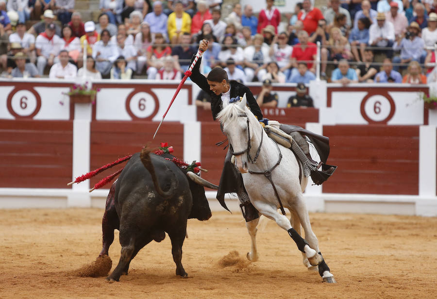 Ambos rejoneadores cortaron dos orejas, aunque el caballero lusitano las logró en un tercer toro que regaló al público gijonés.