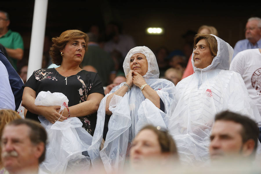 Ambos rejoneadores cortaron dos orejas, aunque el caballero lusitano las logró en un tercer toro que regaló al público gijonés.
