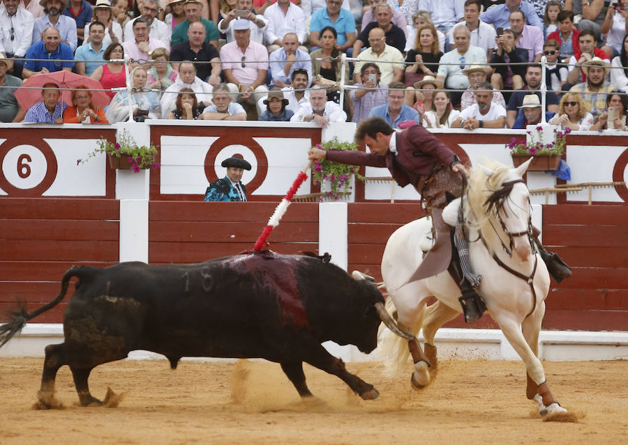 Ambos rejoneadores cortaron dos orejas, aunque el caballero lusitano las logró en un tercer toro que regaló al público gijonés.