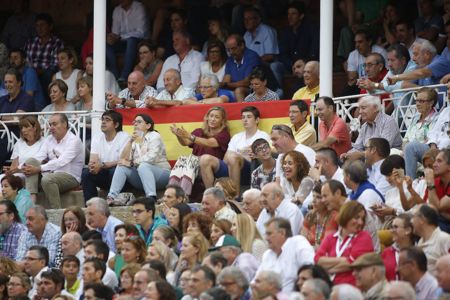 Ambos rejoneadores cortaron dos orejas, aunque el caballero lusitano las logró en un tercer toro que regaló al público gijonés.