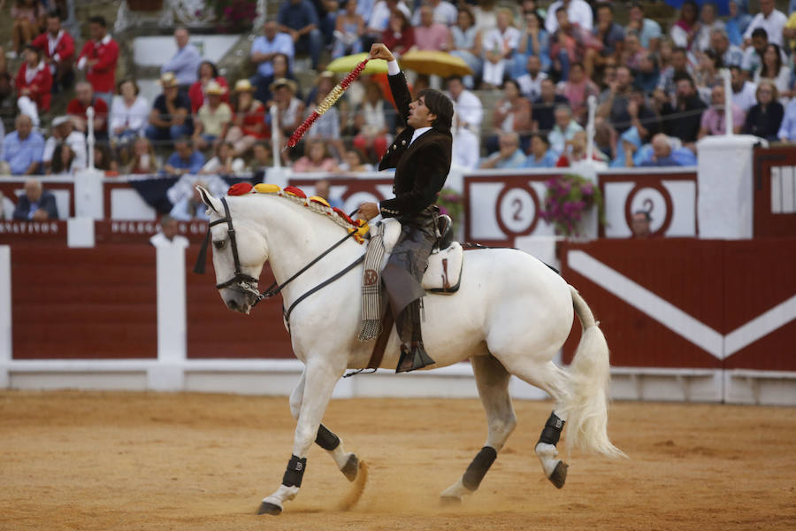 Ambos rejoneadores cortaron dos orejas, aunque el caballero lusitano las logró en un tercer toro que regaló al público gijonés.