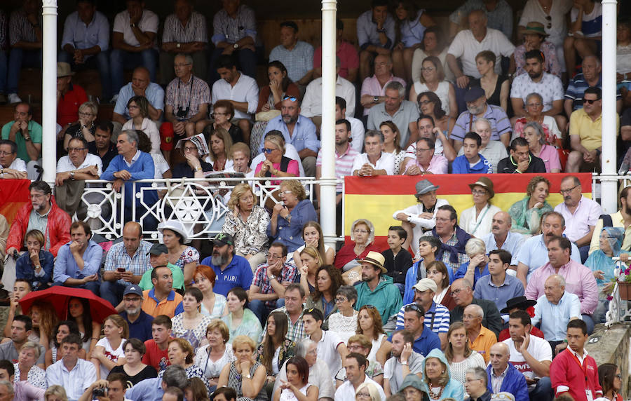 Ambos rejoneadores cortaron dos orejas, aunque el caballero lusitano las logró en un tercer toro que regaló al público gijonés.