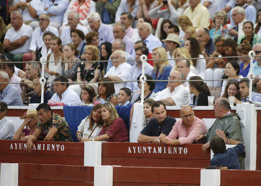 Ambos rejoneadores cortaron dos orejas, aunque el caballero lusitano las logró en un tercer toro que regaló al público gijonés.