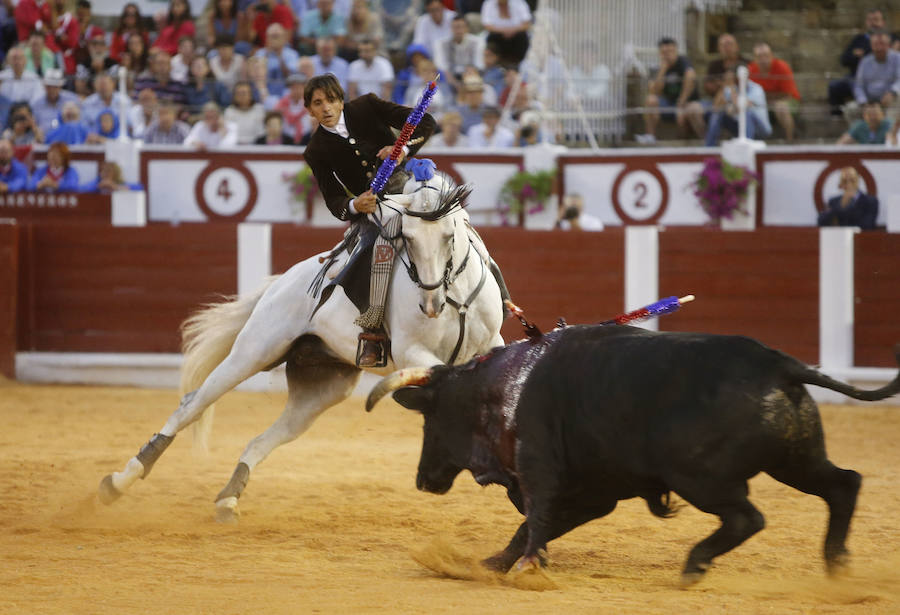 Ambos rejoneadores cortaron dos orejas, aunque el caballero lusitano las logró en un tercer toro que regaló al público gijonés.