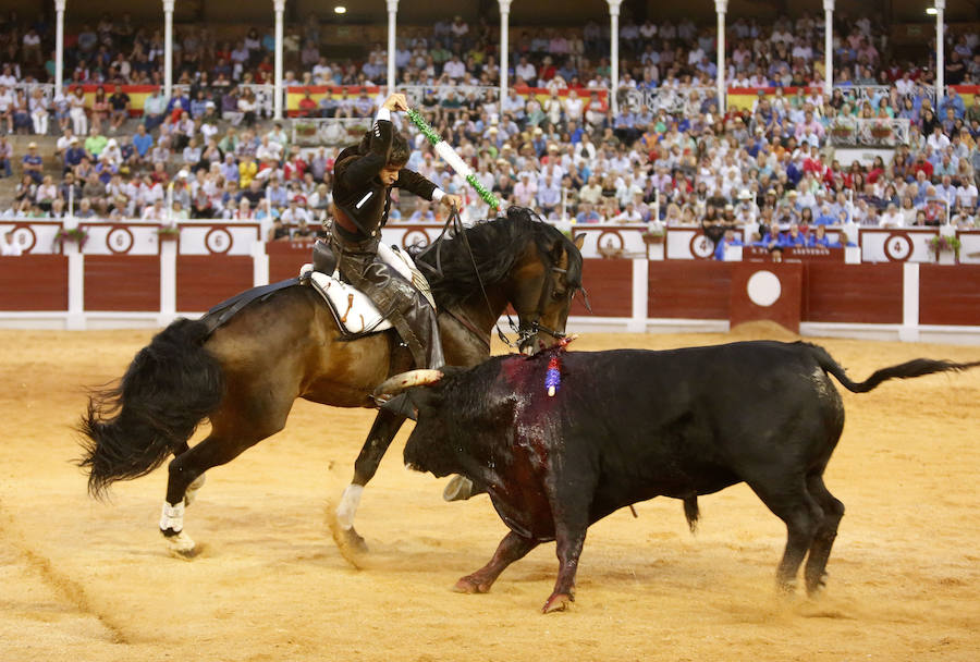 Ambos rejoneadores cortaron dos orejas, aunque el caballero lusitano las logró en un tercer toro que regaló al público gijonés.
