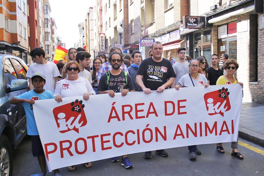 En la protesta estuvieron presentes una veintena de asociaciones y partidos políticos. 