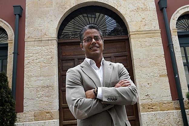 Gerardo Antuña, en la plaza de Trascorrales. 