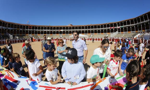 Los niños, durante el taller de fabricación de las banderillas. 