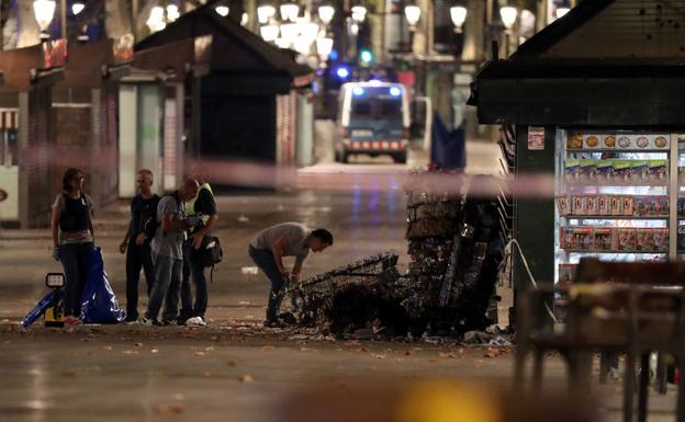 Agentes de policía forense investigan la zona de La Rambla horas después de que un yihadista perpetrara un atropello múltiple. 