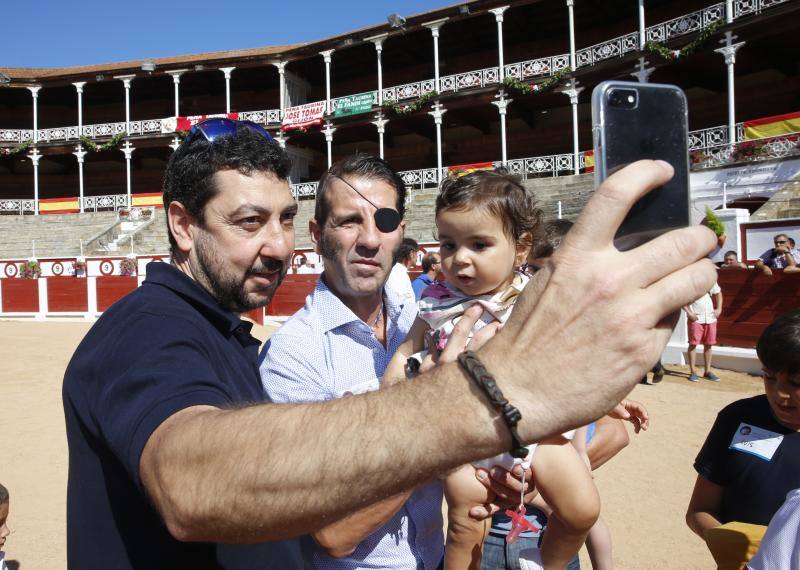 Sesenta pequeños aclamaron al torero en El Bibio, donde aprendieron a confecciohnar sus propias muletas y banderillas.