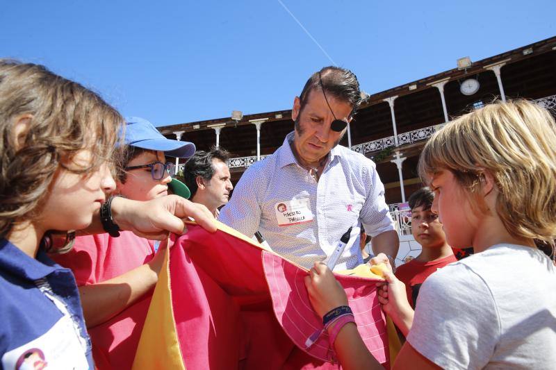 Sesenta pequeños aclamaron al torero en El Bibio, donde aprendieron a confecciohnar sus propias muletas y banderillas.