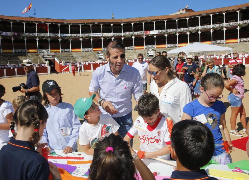 Sesenta pequeños aclamaron al torero en El Bibio, donde aprendieron a confecciohnar sus propias muletas y banderillas.