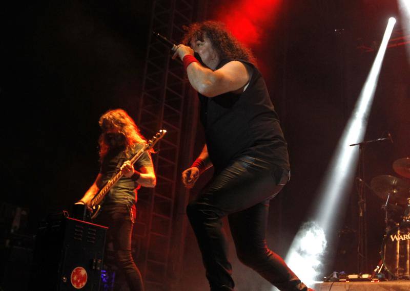 El grupo de heavy metal asturiano tocó por primera vez en Poniente con la colaboración de la Polifónica y el Coro Joven de Gijón.