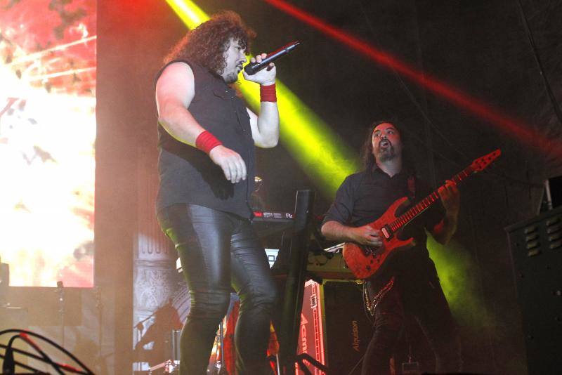 El grupo de heavy metal asturiano tocó por primera vez en Poniente con la colaboración de la Polifónica y el Coro Joven de Gijón.