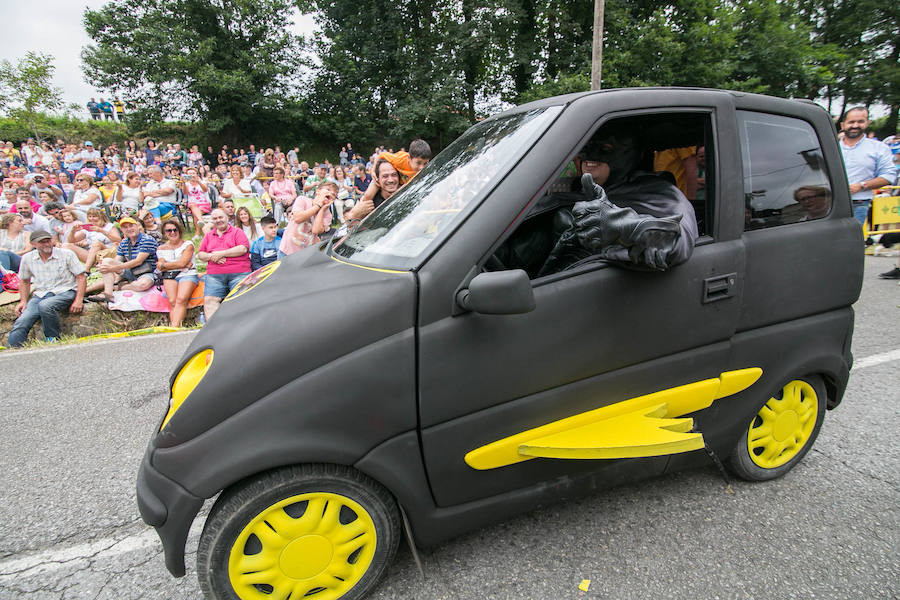  El desfile de carrozas llena la localidad sierense de divertivos personajes. 