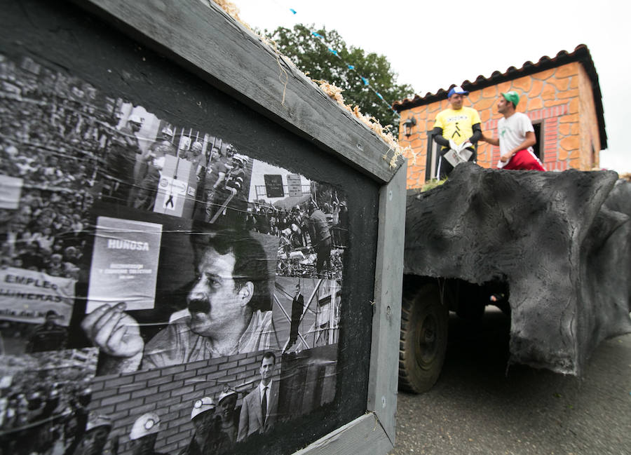  El desfile de carrozas llena la localidad sierense de divertivos personajes. 