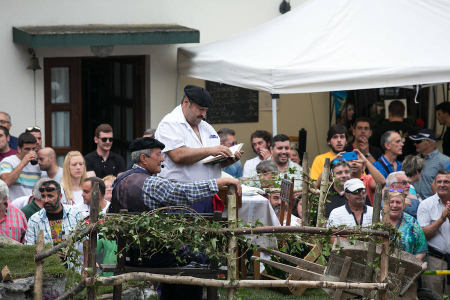  El desfile de carrozas llena la localidad sierense de divertivos personajes. 