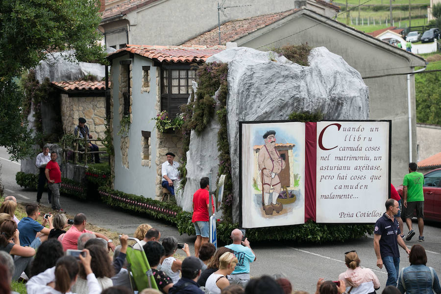  El desfile de carrozas llena la localidad sierense de divertivos personajes. 