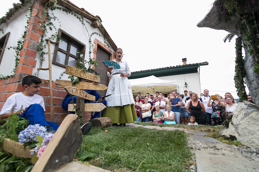  El desfile de carrozas llena la localidad sierense de divertivos personajes. 