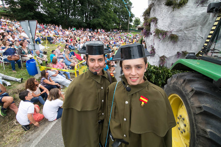  El desfile de carrozas llena la localidad sierense de divertivos personajes. 