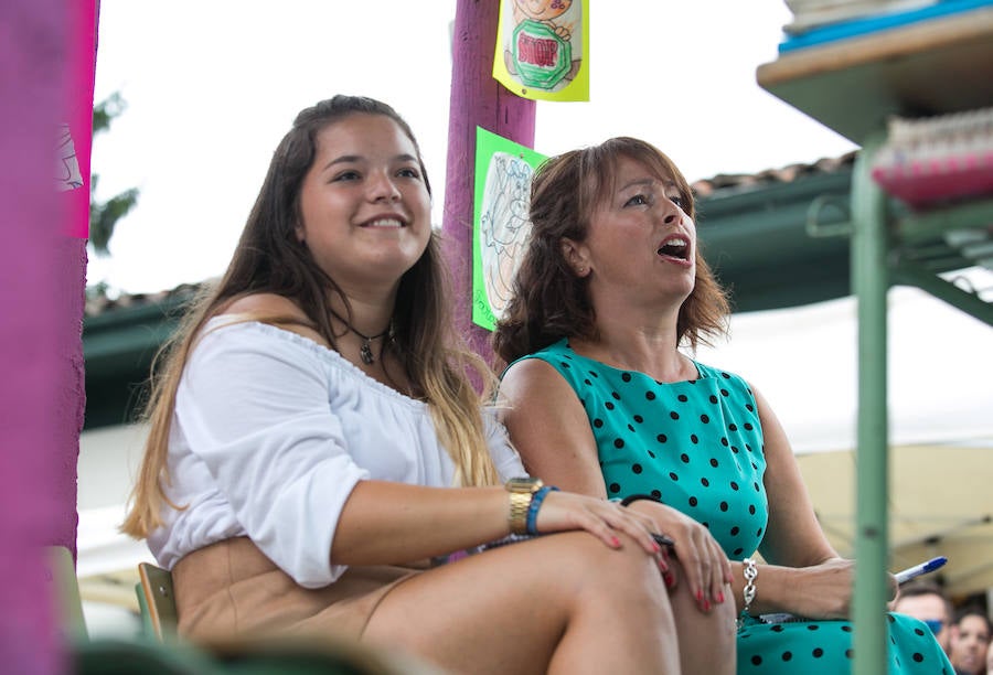  El desfile de carrozas llena la localidad sierense de divertivos personajes. 