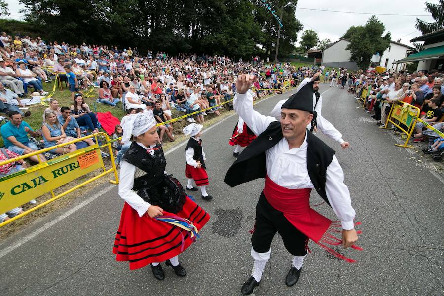  El desfile de carrozas llena la localidad sierense de divertivos personajes. 