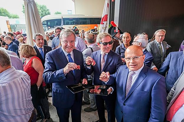 El alcalde de León, Antonio Silván; el presidente de la Cámara de Comercio de León, Javier Vega, y el subdelegado del Gobierno en León, Faustino Sánchez. 