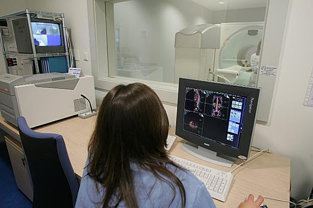 Una radiológica comprueba las imágenes obtenidas en un TAC. 