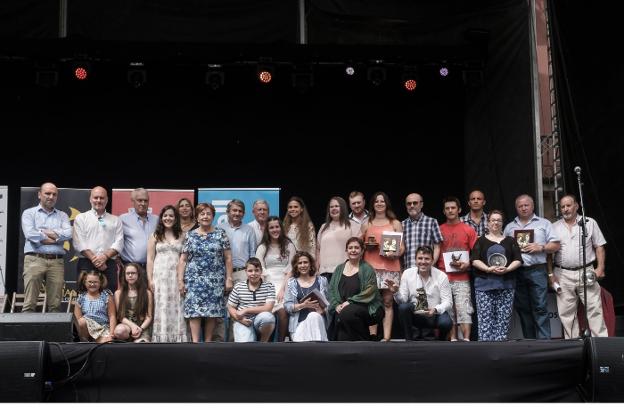 Los vencedores y la organización del Concurso de Canción Asturiana de EL COMERCIO, tras la entrega de premios. 