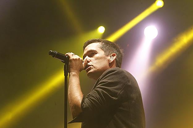 Jorge Ruiz, líder de Maldita nerea, en el escenario de Poniente. 