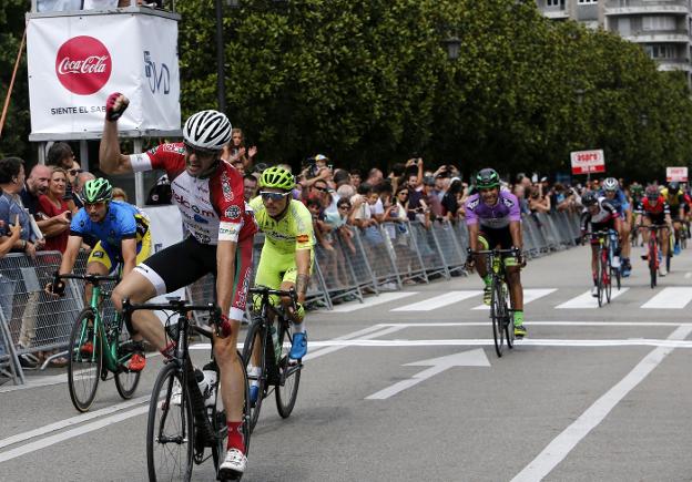 Julen Amarika levanta la mano tras ganar en la calle Uría. 