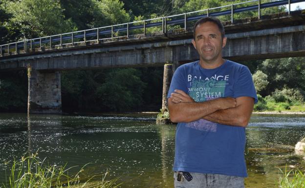 Enrique Berrocal, en la orilla del río Narcea, en Quinzanas. 