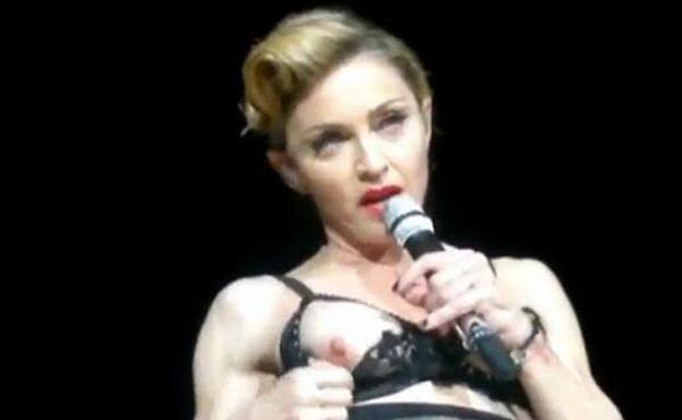 Madonna muestra deliberadamente un pezón durante el recital que ofrece en Turquía. 